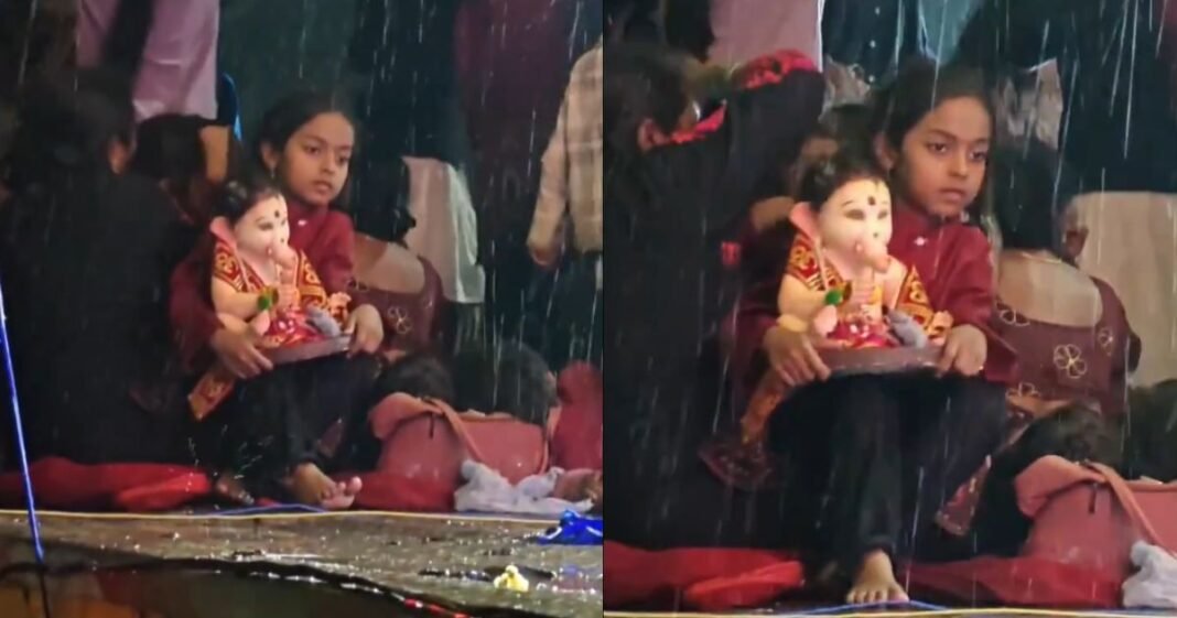 बप्पा की विदाई पर कुछ ऐसा करती दिखी छोटी बच्ची, वीडियो देख लोगों का भर आया दिल Ganpati Viral Video