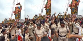 वर्दी में ड्यूटी कर रहे थे पुलिसवाले, तभी बप्पा के भजनों पर थिरकने लगे; वीडियो ने जीता लोगों का दिल Viral Video