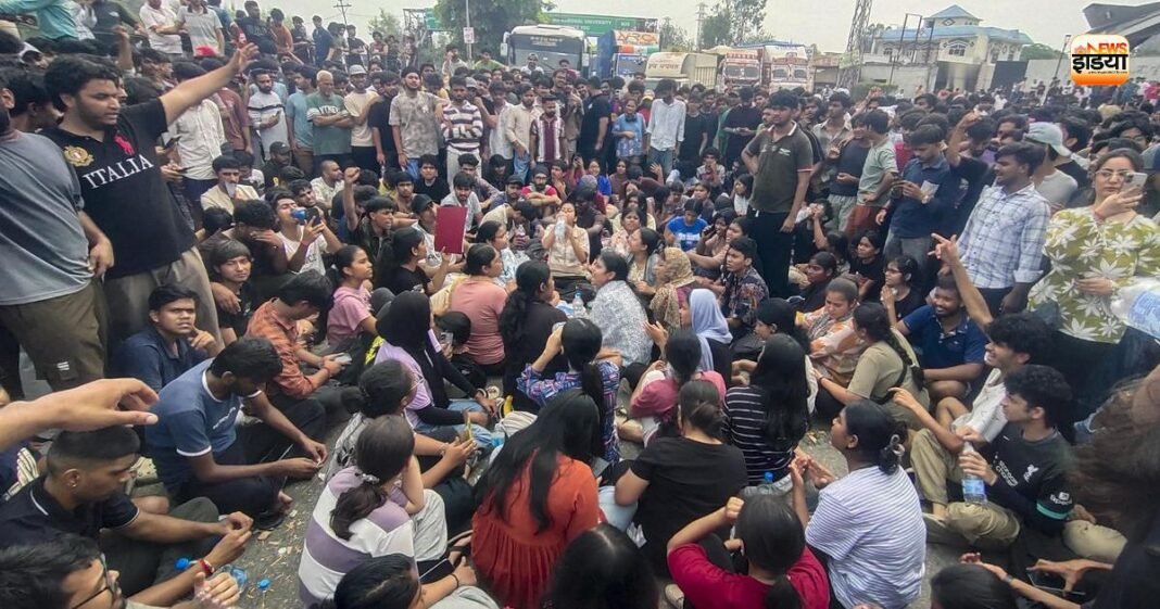 LPU में अचानक 10 दिन के लिए बंद हुई पढ़ाई, एग्जाम भी टले; आखिर क्यों लिया गया इतना बड़ा फैसला? LPU Protest