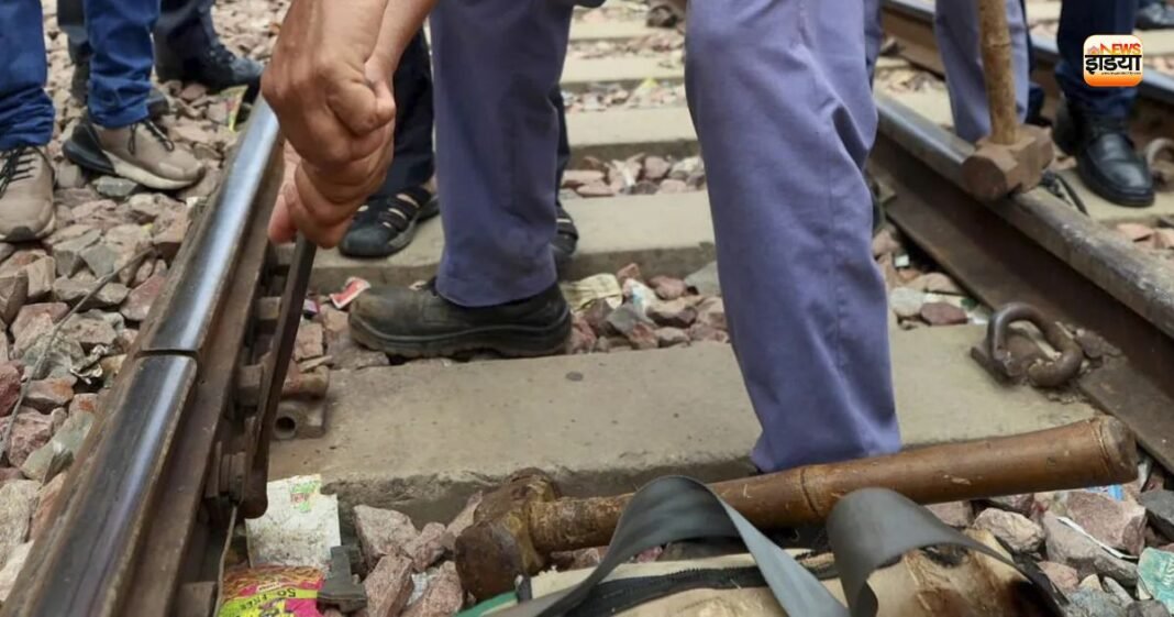 प्रयागराज में ट्रेन हादसे की बड़ी साजिश? DFC ट्रैक पर रखी थी भारी लोहे की रेलिंग, इंजन से टकराते ही मचा हड़कंप Prayagraj News