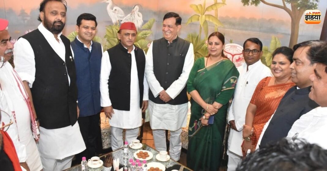 BJP मंत्री की अखिलेश संग तस्वीर ने मचाई हलचल, सवाल उठे तो सपा प्रमुख ने दिया जवाब BJP मंत्री की अखिलेश संग