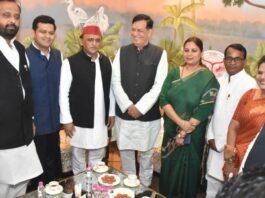 BJP मंत्री की अखिलेश संग