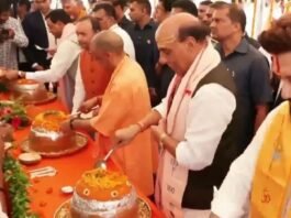 पीएम मोदी के जन्मदिन पर काशी में खास आयोजन, राजनाथ सिंह और योगी ने किया पूजन CM योगी