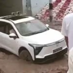 विकास के दावों की खुली पोल? कीचड़ में फंसी विधायक जी की गाड़ी, ट्रैक्टर के सहारे एक घंटे बाद सफर हुआ शुरू मिर्जापुर