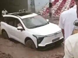विकास के दावों की खुली पोल? कीचड़ में फंसी विधायक जी की गाड़ी, ट्रैक्टर के सहारे एक घंटे बाद सफर हुआ शुरू मिर्जापुर