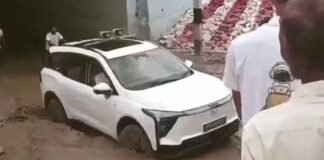 विकास के दावों की खुली पोल? कीचड़ में फंसी विधायक जी की गाड़ी, ट्रैक्टर के सहारे एक घंटे बाद सफर हुआ शुरू मिर्जापुर