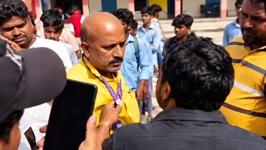 स्कूल में ऐसा क्या हुआ कि ग्रामीणों ने प्रिंसिपल को पकड़कर पीट दिया? छात्रा से जुड़ा है मामला स्कूल