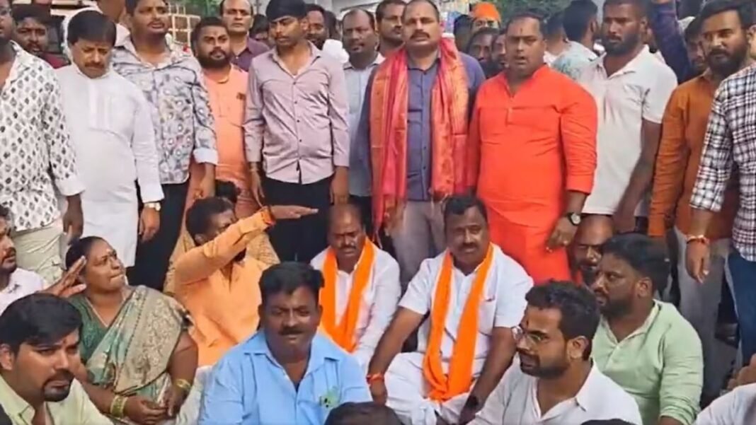 गणेश उत्सव के दौरान माहौल बिगाड़ने की साजिश: हैदराबाद में पंडाल के पास फेंका गया मांस का टुकड़ा हैदराबाद
