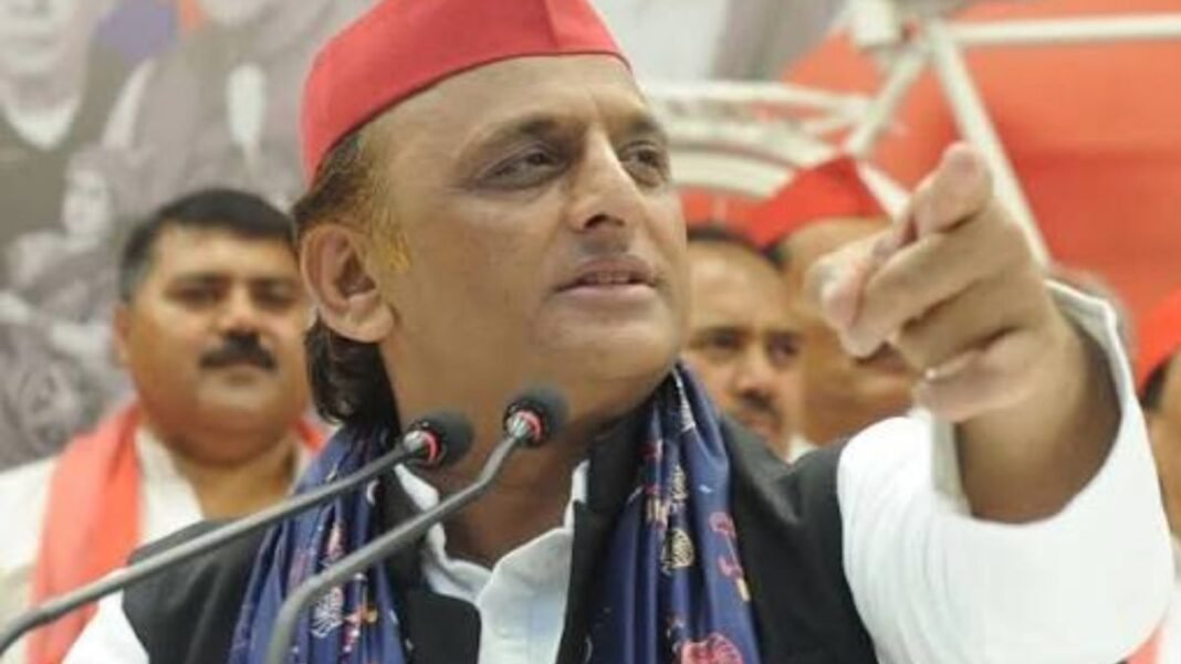 लाल टोपी के बाद अब नीली ड्रेस! अखिलेश यादव ने क्यों चली दलित वोटों पर नई चाल? अखिलेश यादव