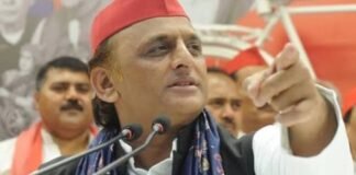 लाल टोपी के बाद अब नीली ड्रेस! अखिलेश यादव ने क्यों चली दलित वोटों पर नई चाल? अखिलेश यादव
