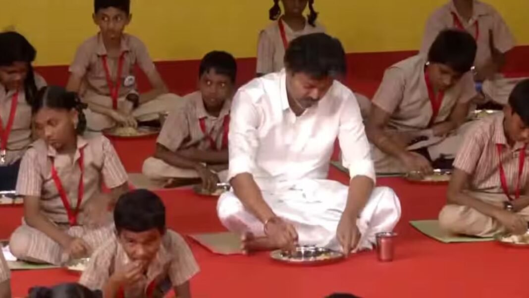 सीएम जोसेफ विजय ने बच्चों के साथ खाया जमीन पर बैठकर नाश्ता, तमिलनाडु में योजना का हुआ बड़ा विस्तार! सीएम