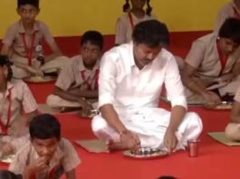 सीएम जोसेफ विजय ने बच्चों के साथ खाया जमीन पर बैठकर नाश्ता, तमिलनाडु में योजना का हुआ बड़ा विस्तार! सीएम