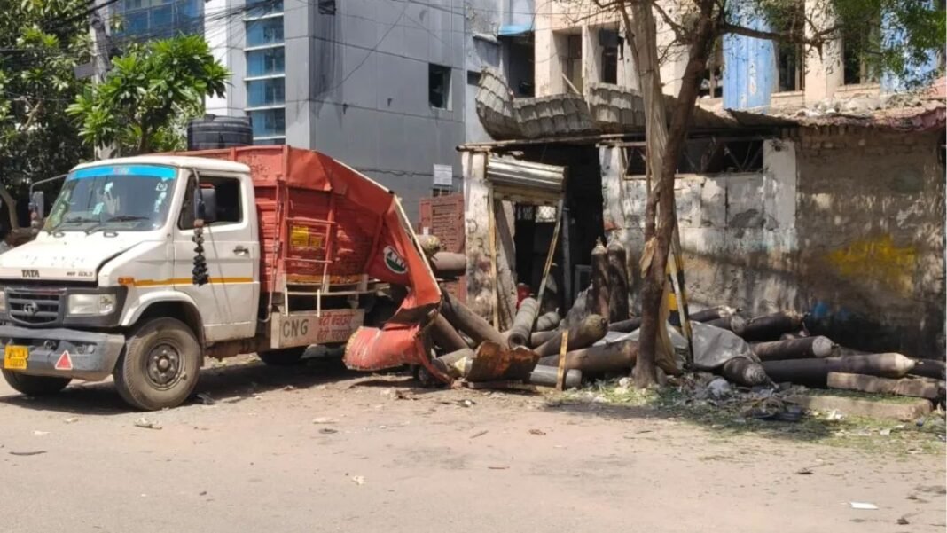 दिल्ली के ओखला फेज-1 में दहला इलाका: सिलेंडर ब्लास्ट से उड़े शव के टुकड़े, मची चीख-पुकार दिल्ली