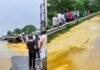 सड़क पर अचानक पीला-पीला क्या फैल गया? ट्रक के पास बर्तन लेकर उमड़ी भीड़, वीडियो वायरल मुरादाबाद