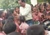 ‘सर, हमें छोड़कर मत जाइए…’ ट्रांसफर की खबर सुनते ही स्कूल के गेट पर रो पड़े मासूम, टीचर का हाथ पकड़कर बच्चों ने किया अनोखा ड्रामा! उत्तर प्रदेश
