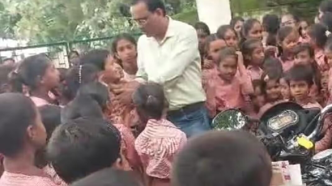 ‘सर, हमें छोड़कर मत जाइए…’ ट्रांसफर की खबर सुनते ही स्कूल के गेट पर रो पड़े मासूम, टीचर का हाथ पकड़कर बच्चों ने किया अनोखा ड्रामा! उत्तर प्रदेश