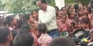 ‘सर, हमें छोड़कर मत जाइए…’ ट्रांसफर की खबर सुनते ही स्कूल के गेट पर रो पड़े मासूम, टीचर का हाथ पकड़कर बच्चों ने किया अनोखा ड्रामा! उत्तर प्रदेश