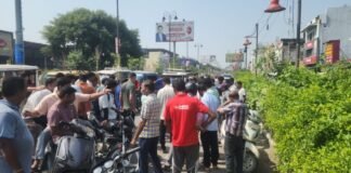 बरेली में बाइक चलाते समय शख्स को हुआ तेज दर्द, सीट के नीचे का नजारा देख उड़े होश Bareilly News