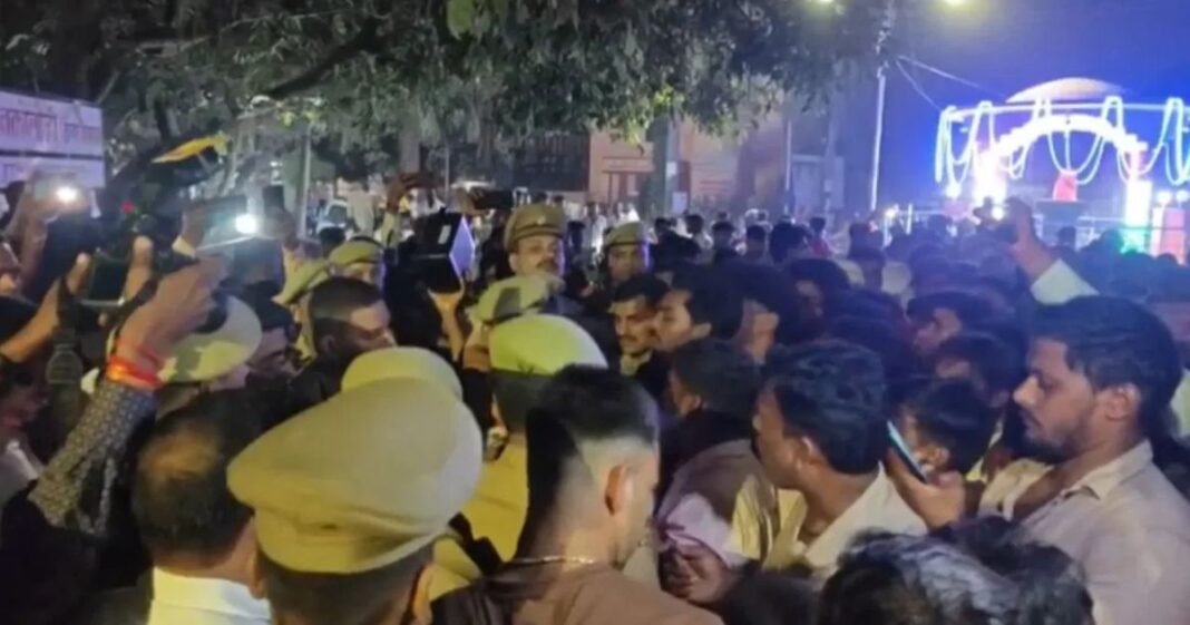 गोरखपुर में दुर्गा विसर्जन में हाईटेंशन तार से टकराया मूर्ति का फ्रेम, 3 भाइयों की मौत; 9 झुलसे गोरखपुर