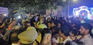 गोरखपुर में दुर्गा विसर्जन में हाईटेंशन तार से टकराया मूर्ति का फ्रेम, 3 भाइयों की मौत; 9 झुलसे गोरखपुर