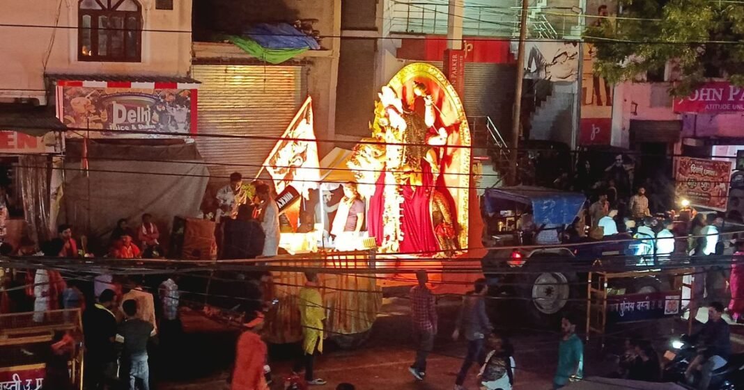विसर्जन जुलूस में मूर्ति खंडित होने से मचा बवाल, 2 दरोगा और 4 सिपाही सस्पेंड; 30 लोगों पर केस Basti News
