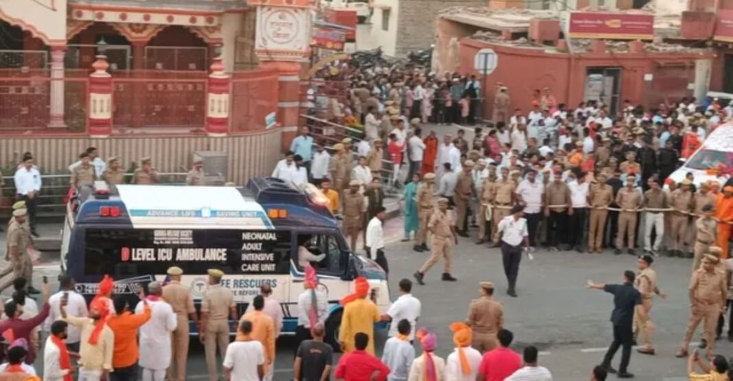 विजयादशमी शोभायात्रा के बीच अचानक क्यों रुक गए CM योगी? एंबुलेंस का सायरन सुनते ही लिया बड़ा फैसला विजयादशमी शोभायात्रा