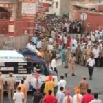 विजयादशमी शोभायात्रा के बीच अचानक क्यों रुक गए CM योगी? एंबुलेंस का सायरन सुनते ही लिया बड़ा फैसला विजयादशमी शोभायात्रा