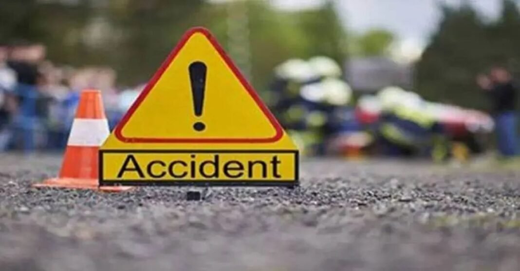 बस्ती में मौत बनकर पलटा ट्रक, नीचे दबे पिता और दो मासूम बेटियां; सुबह हाइड्रा से निकाले गए शव Basti News