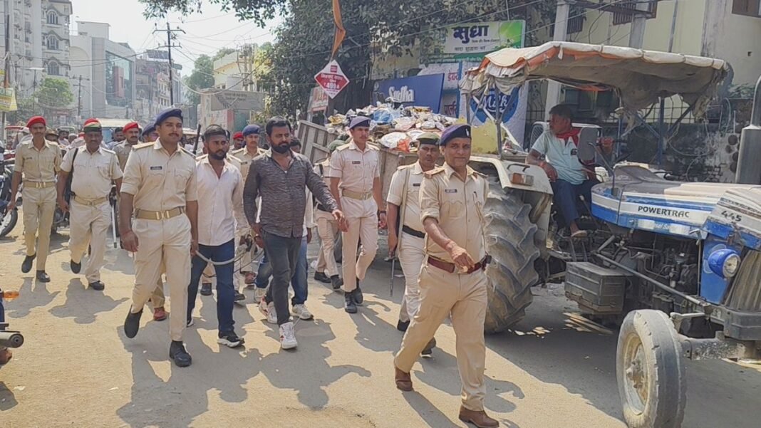 आरा में सनसनी: मॉर्निंग वॉक पर निकले पूर्व कमिश्नर के कातिलों को हथकड़ी पहनाकर सड़क पर घुमाया, पुलिस ने निकाला जुलूस आरा