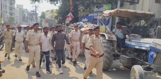 आरा में सनसनी: मॉर्निंग वॉक पर निकले पूर्व कमिश्नर के कातिलों को हथकड़ी पहनाकर सड़क पर घुमाया, पुलिस ने निकाला जुलूस आरा