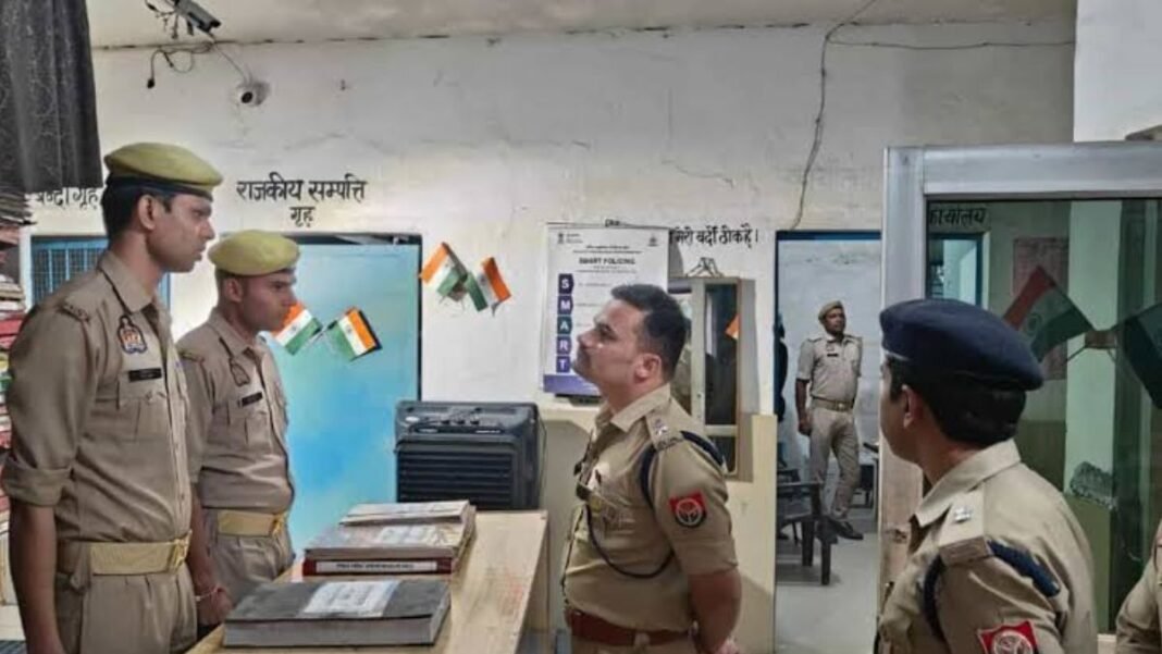 थाने के सरकारी WhatsApp ग्रुप में आया वो ‘अश्लील वीडियो’, क्लिक करते ही उड़ गए पुलिसकर्मियों के होश; फिर जो हुआ… बिजनौर
