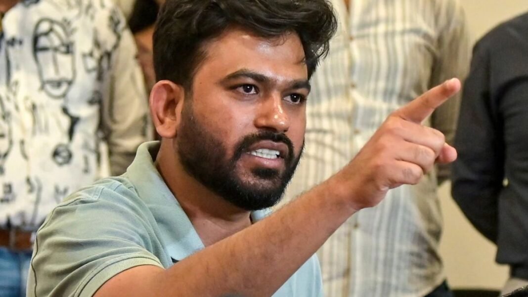 दिल्ली पहुंचते ही अभिजीत दीपके का बड़ा ऐलान, बोले- ‘हिम्मत है तो मुझे भी जेल में डालो’ अभिजीत दीपके