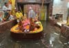 राजधानी लखनऊ में गोमती उफान पर: लेटे हनुमान मंदिर में 15 फीट पानी, घरों में घुस रहे जहरीले जीव; सहम गए लोग लखनऊ